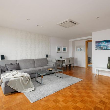 Roy 2 Bdr Apartment With Prague Castle View, Parking & Ac Dış mekan fotoğraf