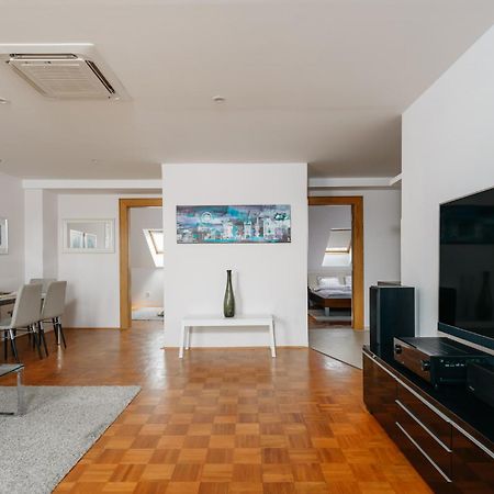 Roy 2 Bdr Apartment With Prague Castle View, Parking & Ac Dış mekan fotoğraf