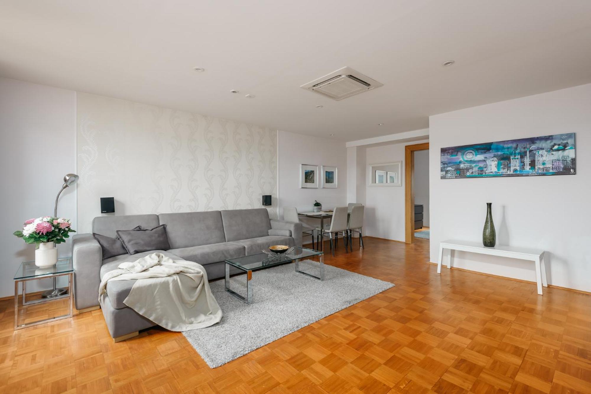 Roy 2 Bdr Apartment With Prague Castle View, Parking & Ac Dış mekan fotoğraf