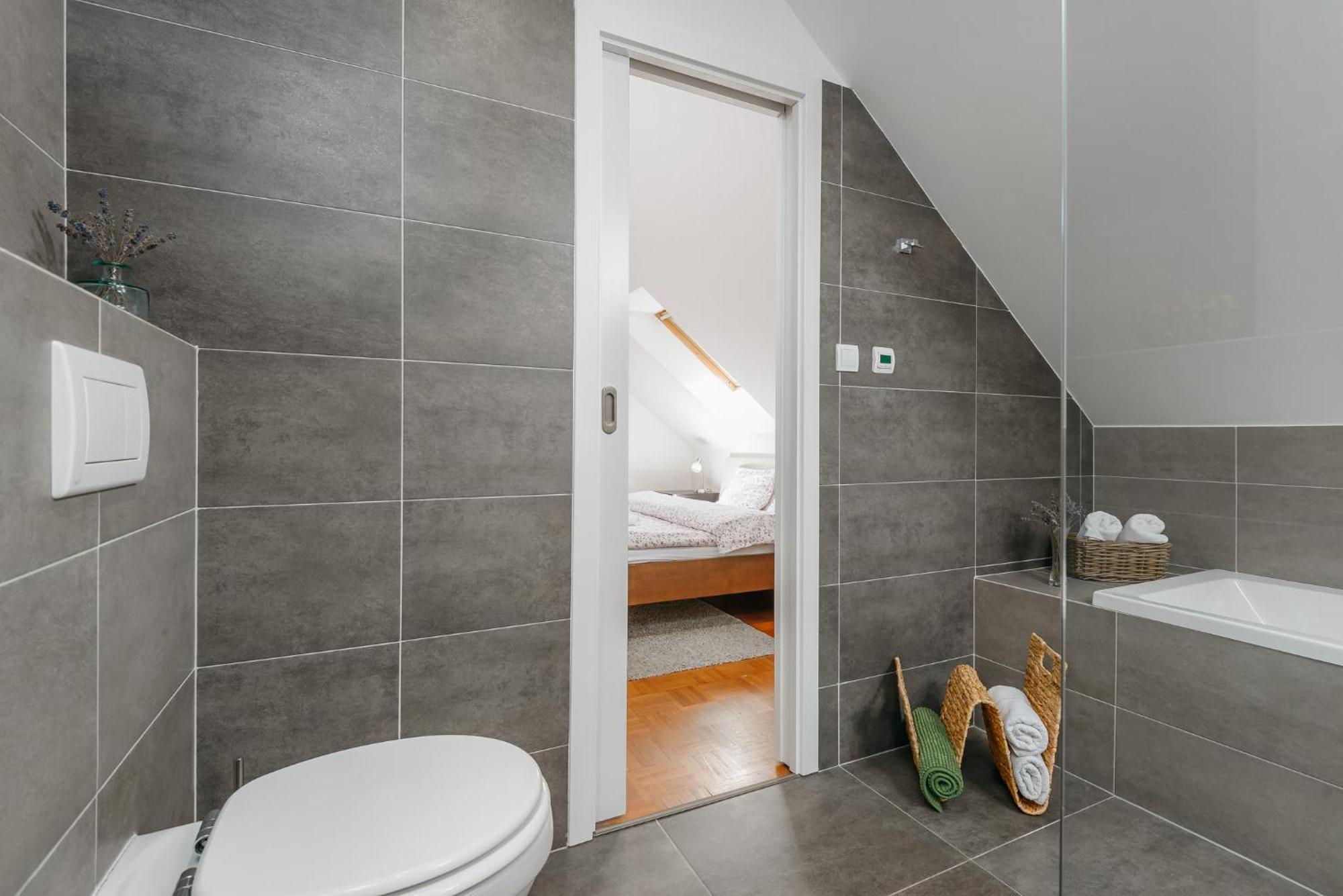 Roy 2 Bdr Apartment With Prague Castle View, Parking & Ac Dış mekan fotoğraf