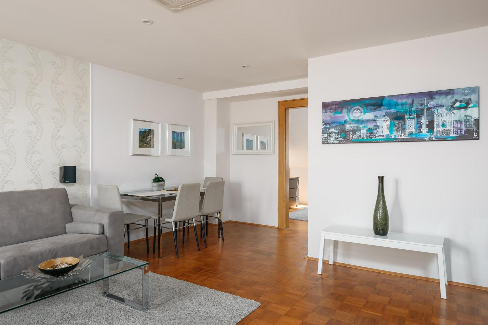 Roy 2 Bdr Apartment With Prague Castle View, Parking & Ac Dış mekan fotoğraf