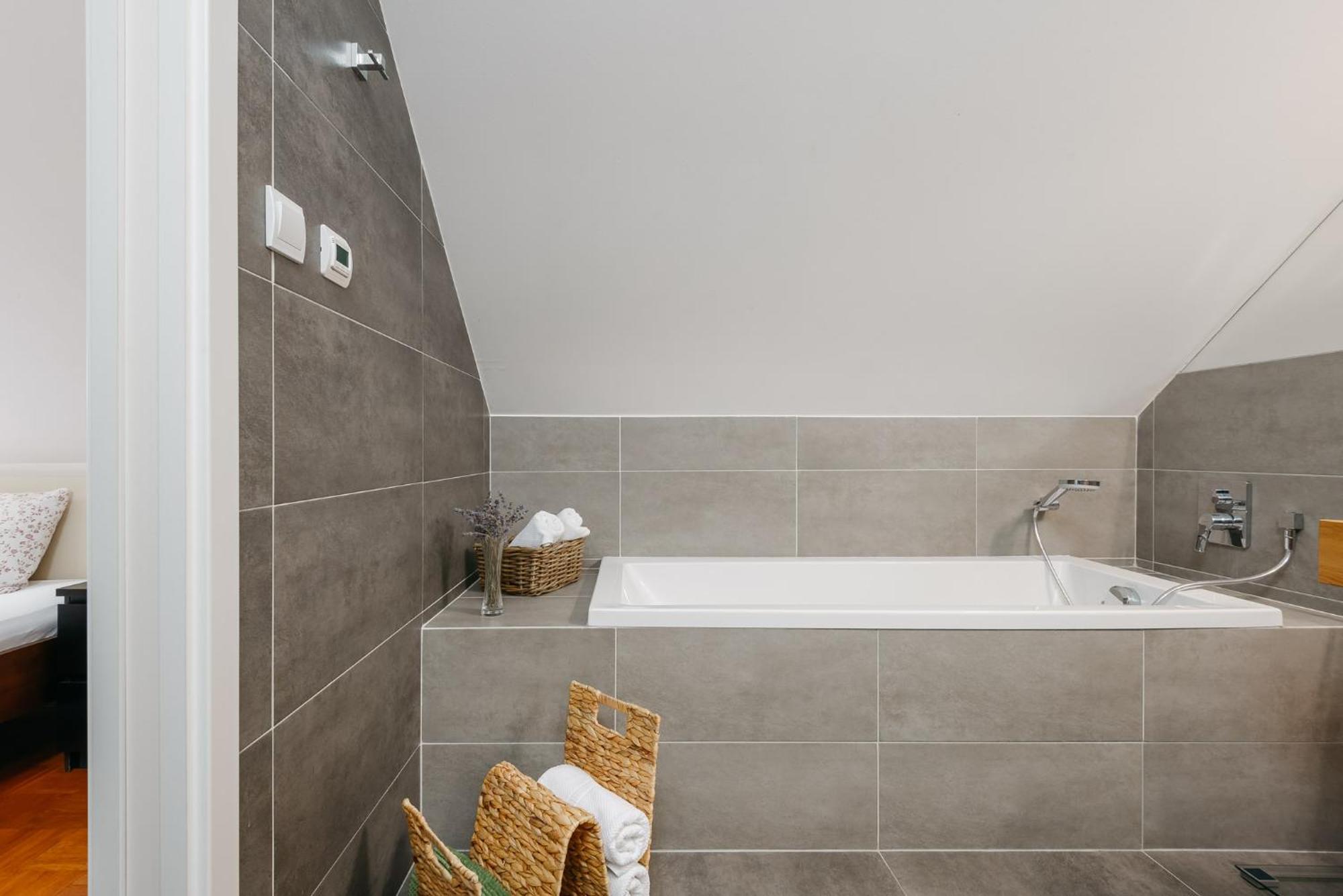 Roy 2 Bdr Apartment With Prague Castle View, Parking & Ac Dış mekan fotoğraf