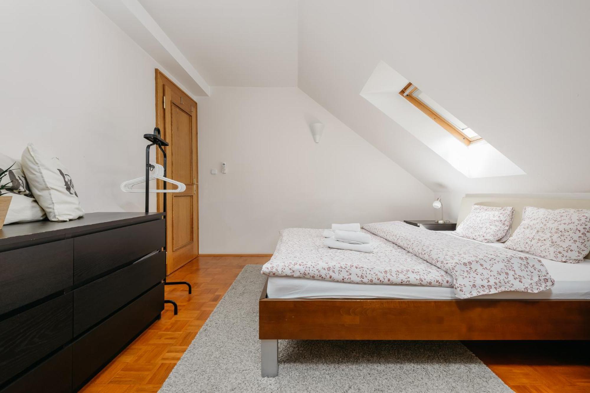 Roy 2 Bdr Apartment With Prague Castle View, Parking & Ac Dış mekan fotoğraf