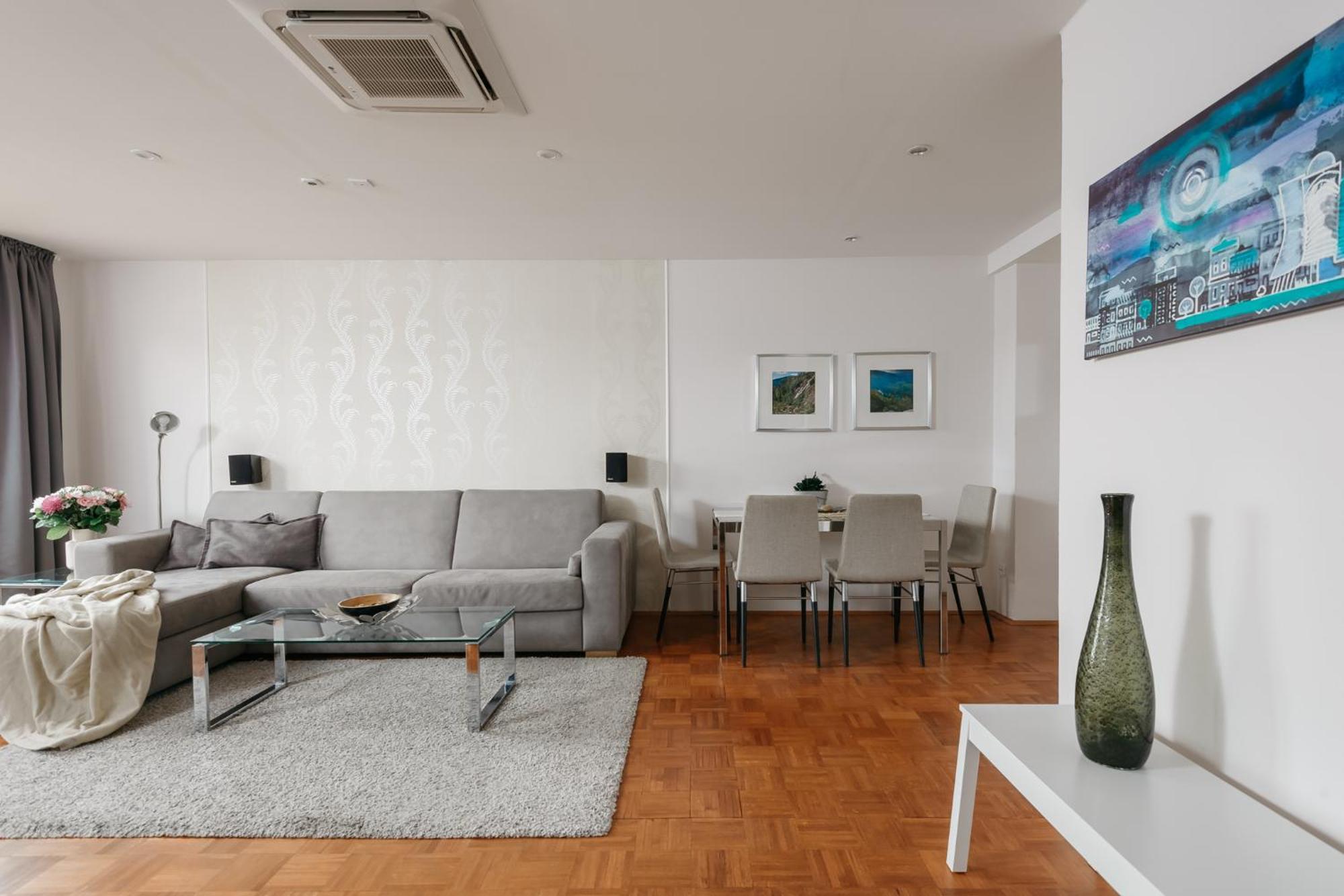 Roy 2 Bdr Apartment With Prague Castle View, Parking & Ac Dış mekan fotoğraf