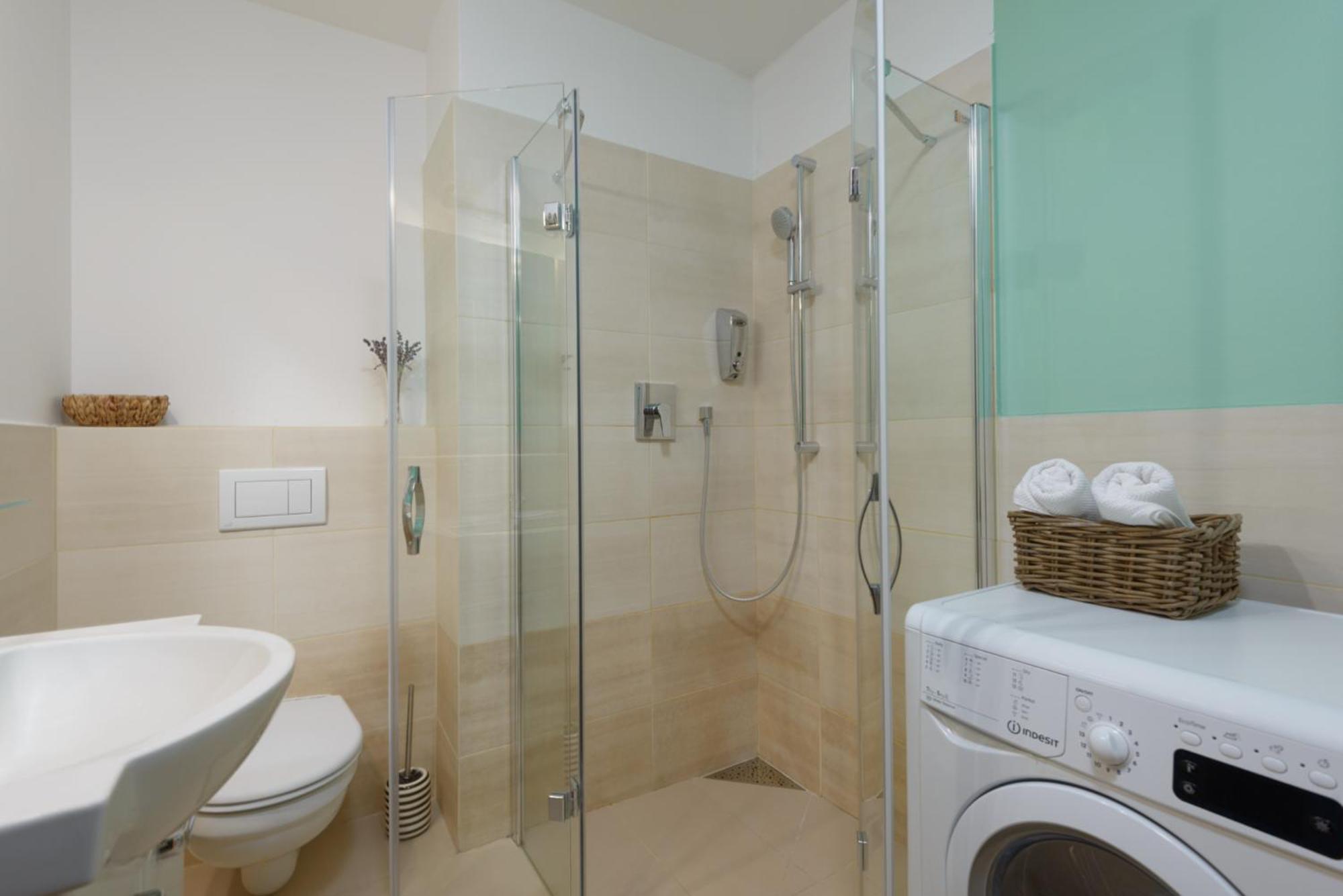 Roy 2 Bdr Apartment With Prague Castle View, Parking & Ac Dış mekan fotoğraf
