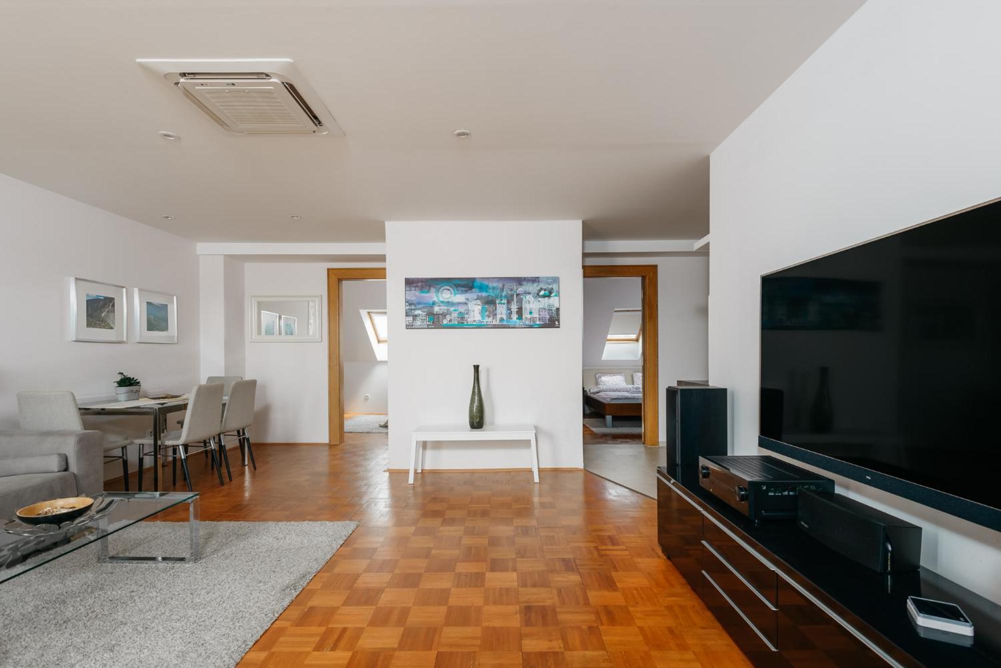 Roy 2 Bdr Apartment With Prague Castle View, Parking & Ac Dış mekan fotoğraf