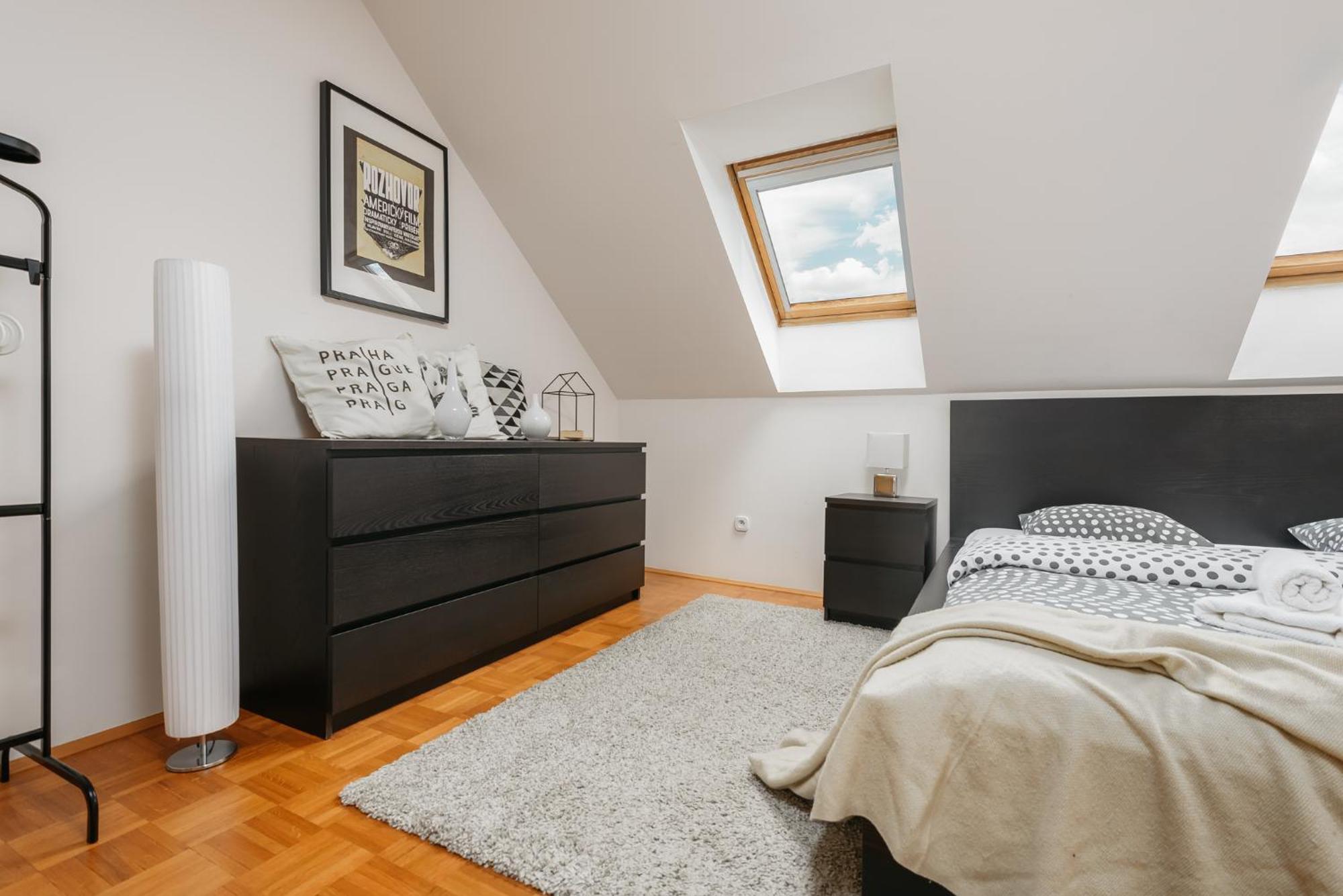 Roy 2 Bdr Apartment With Prague Castle View, Parking & Ac Dış mekan fotoğraf