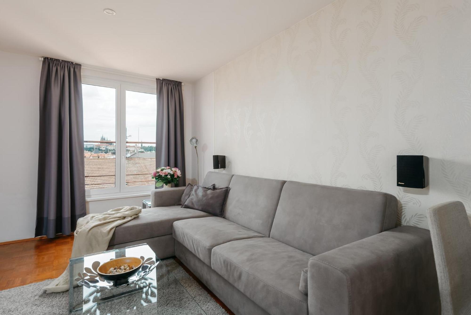 Roy 2 Bdr Apartment With Prague Castle View, Parking & Ac Dış mekan fotoğraf