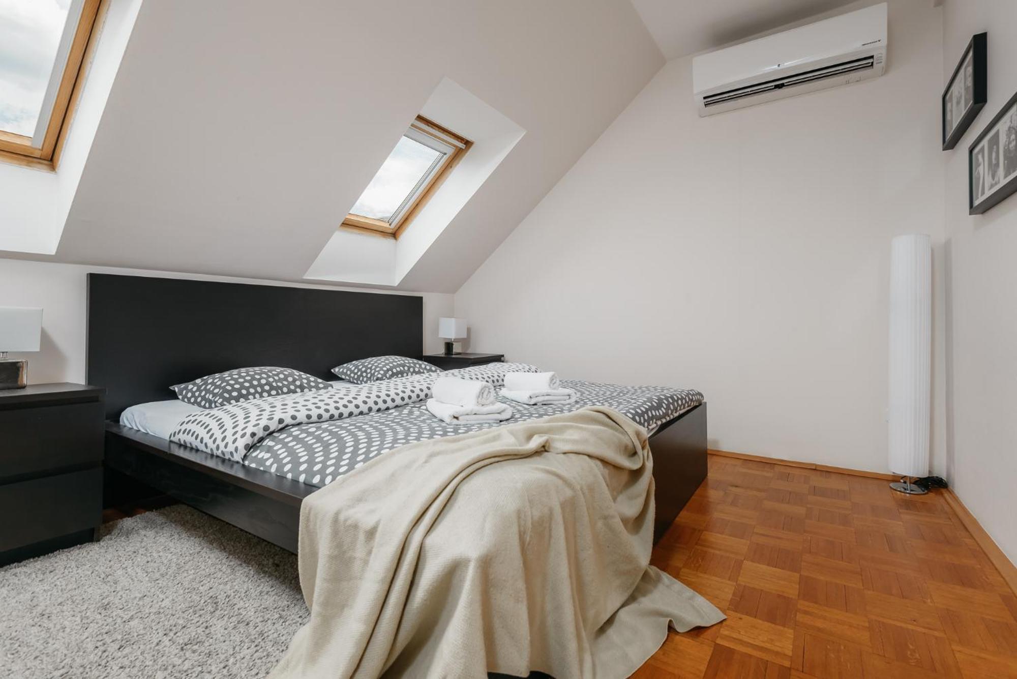 Roy 2 Bdr Apartment With Prague Castle View, Parking & Ac Dış mekan fotoğraf
