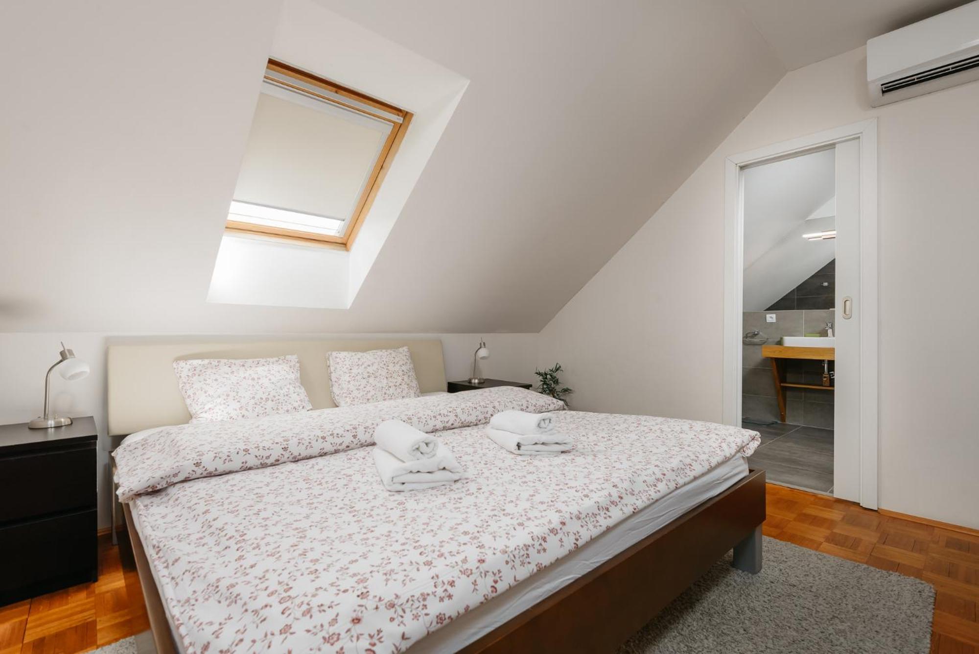 Roy 2 Bdr Apartment With Prague Castle View, Parking & Ac Dış mekan fotoğraf