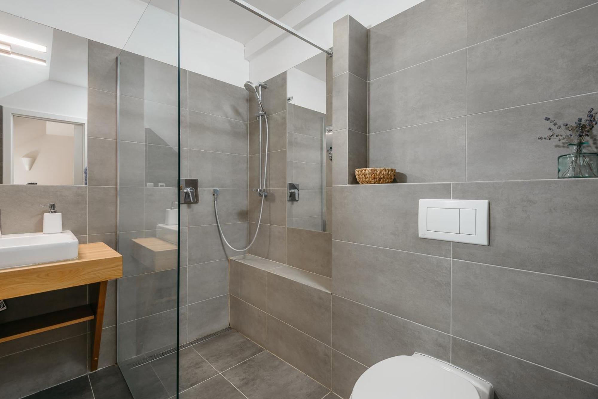 Roy 2 Bdr Apartment With Prague Castle View, Parking & Ac Dış mekan fotoğraf