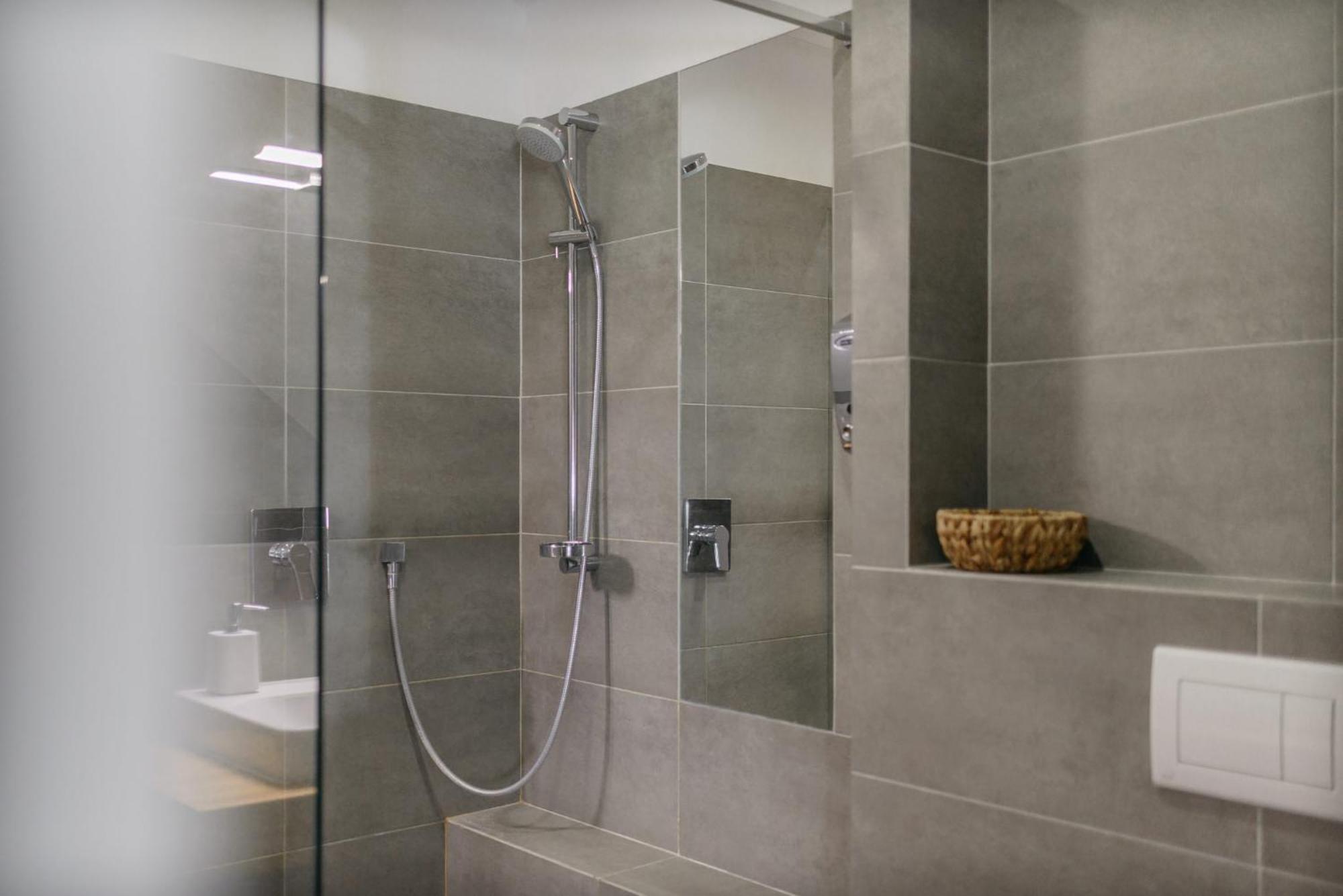 Roy 2 Bdr Apartment With Prague Castle View, Parking & Ac Dış mekan fotoğraf